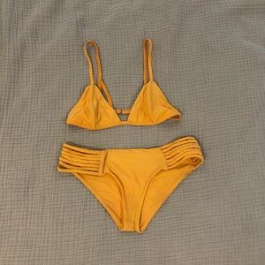 Frankie’s Bikinis Valentina top / mango